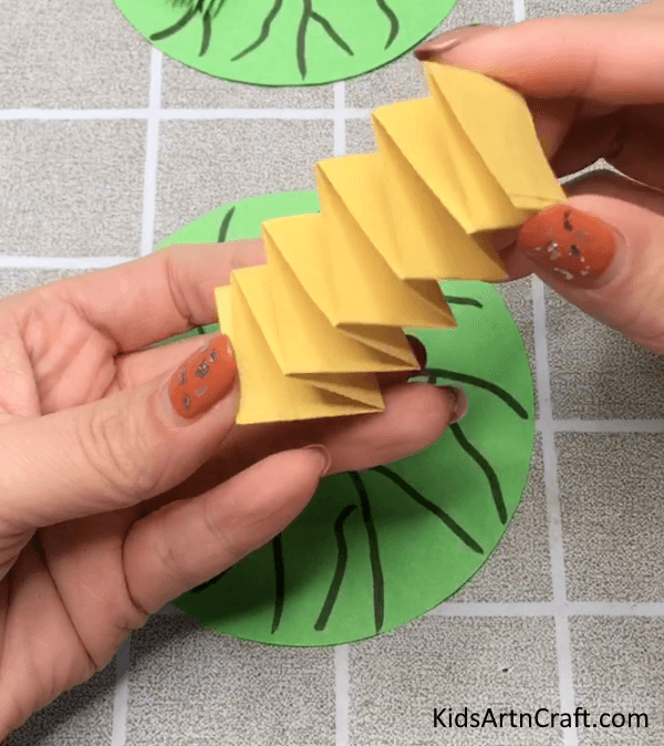 Step By Step Tutorial For Paper Slinky Frog Craft