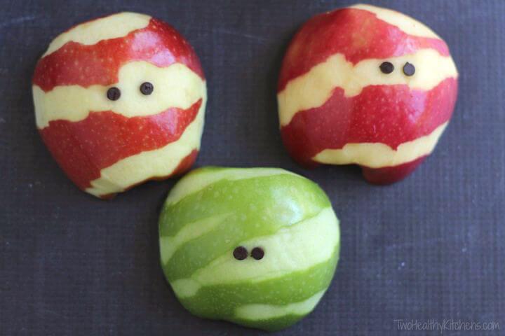 Easy Apple Mummies Halloween Snack Decoration Idea For KidsHalloween food decoration Ideas