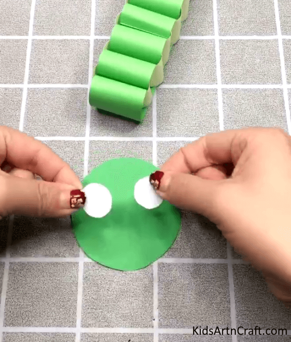 Easy Crafting : Designing paper face Of Caterpillar For Kids