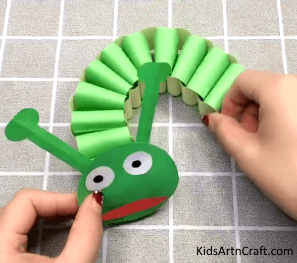 Easy Instructions For Moving Caterpillar Craft For Kids with Construction Paper