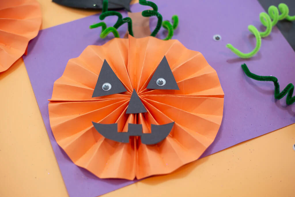 Easy Halloween Craft For Kids To Make Using Construction Paper