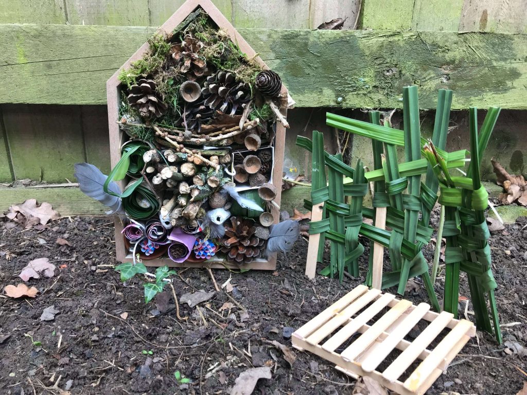 Easy Wooden Bug Hotel DIY Ideas for Outdoor Garden DIY Bug Hotel Ideas for Outdoor Garden - From Cardboard, Plastic Bottle, Wood &amp; More