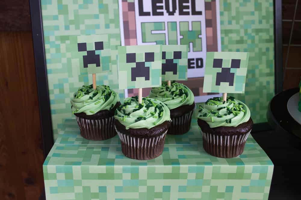 Minecraft Birthday Cupcake Decoration With Green Frosting & Creeper Faces DIY Simple Minecraft Birthday Cupcake Craft Ideas