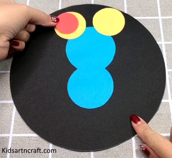 Pasting Paper circles In Mouse Shape For Kindergarteners 