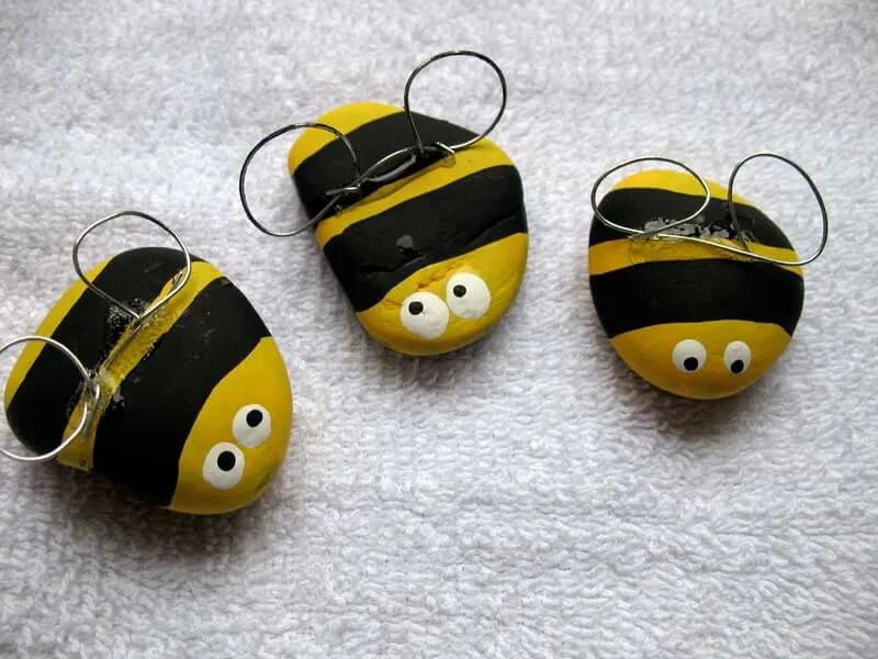 Quick & Simple Stone Painting Of Honey Bees Honey Bee Painted Rock Ideas