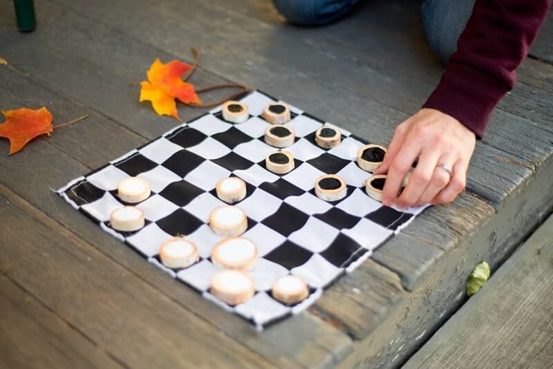 Rustic Checkerboard Game Craft Using Fabrics & Small Wood RoundsDIY Checkerboard Game Crafts