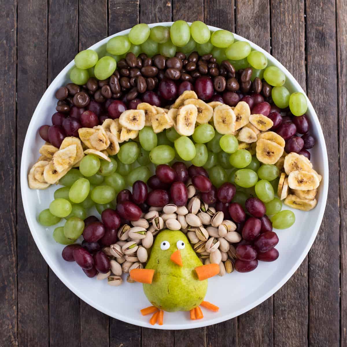 Turkey-Shaped Fruit Platter Food Decoration Idea For Thanksgiving CelebrationEasy Food Decoration Ideas