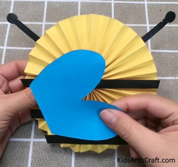 A Construction Paper Is Used to Make Bee Craft Idea For Kids
