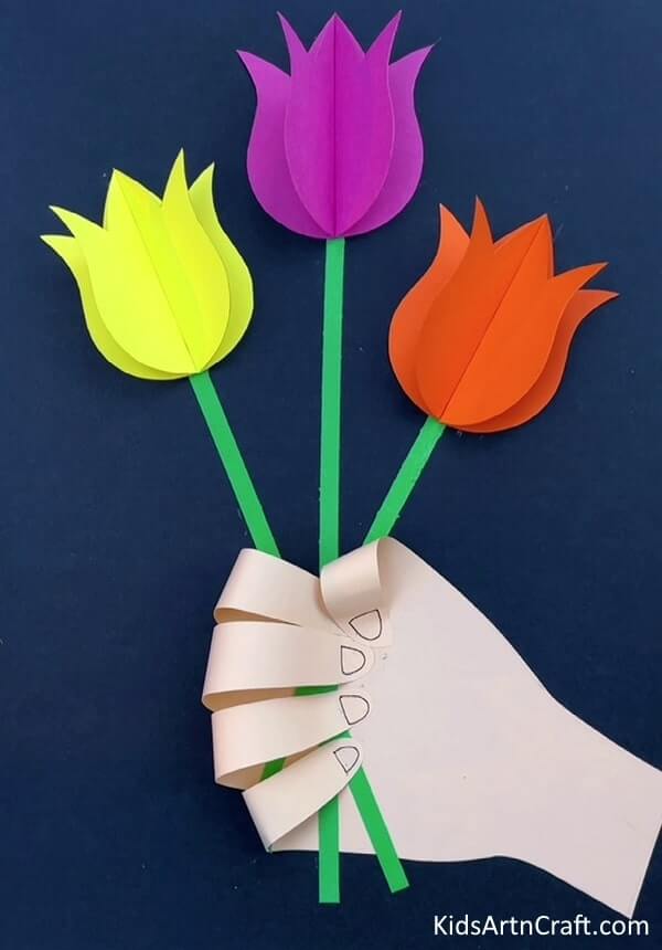 Produce a handprint flower bouquet for your mom on Mother's Day - Handprint Flower Bouquet Craft