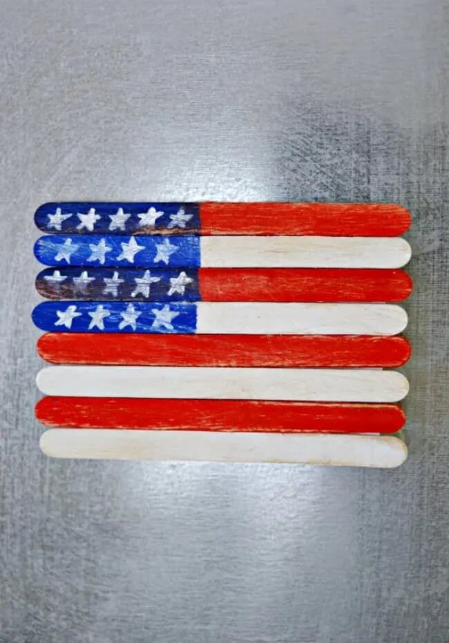 Little Patriotic American Flag Craft With Popsicle Sticks - A simple tutorial to making a flag using Popsicle sticks.