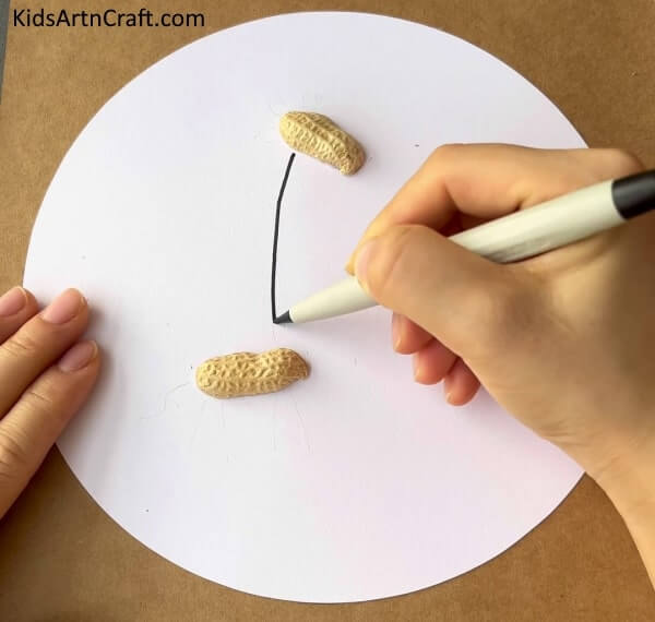 Reusing Leaves and Peanut Shells to Create Giraffe Arts and crafts - Giraffe Art and Craft