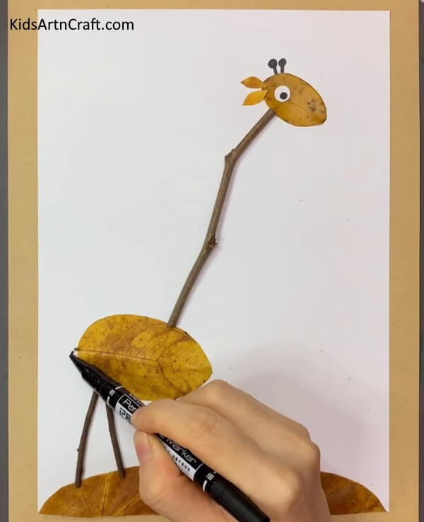 Designing Giraffe Art with Leaves that have Dropped - Giraffe Art And Craft With Fallen Leaves