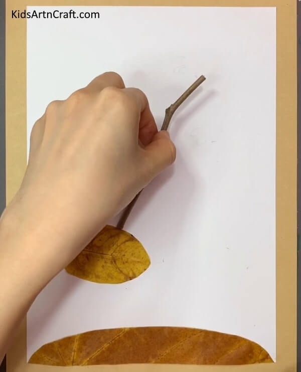 Constructing Giraffe-Themed Projects with Fallen Leaves - Giraffe Art And Craft With Fallen Leaves