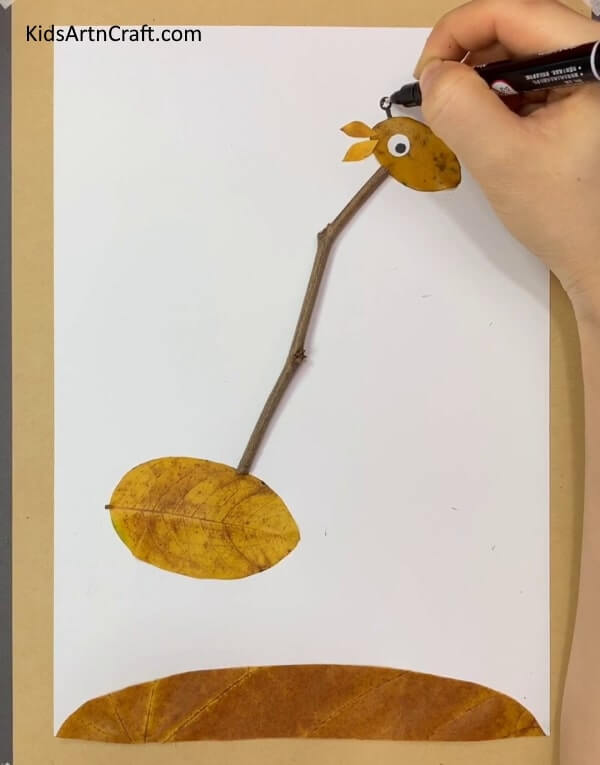 Building a Giraffe Art Project with Leaves that Have Fallen - Giraffe Art And Craft With Fallen Leaves
