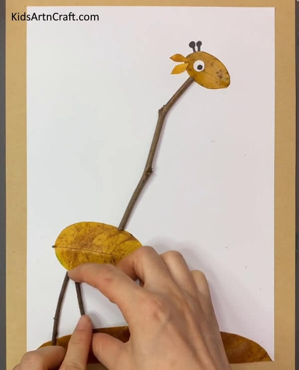 Utilizing Fallen Leaves to Create Giraffe Artwork - Giraffe Art And Craft With Fallen Leaves