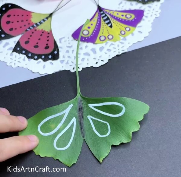 Draw The Wings Outline And Body-Let the kids have a go at creating butterflies with leaves in the comfort of their own home