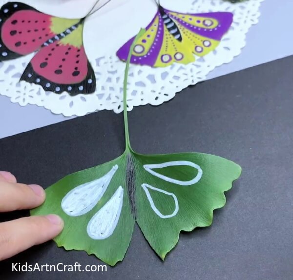 Paint The Wings-Crafting butterfly leaves for children to do in the house