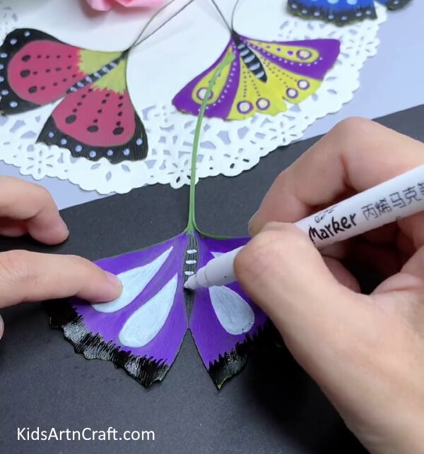 Create Lines On The Body Design-Kids can make butterflies from leaves in their own home