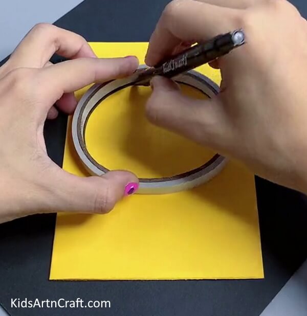 Drawing Circle Shape Using Black Marker - Learn How to Make a Balloon Chicken Step-by-Step