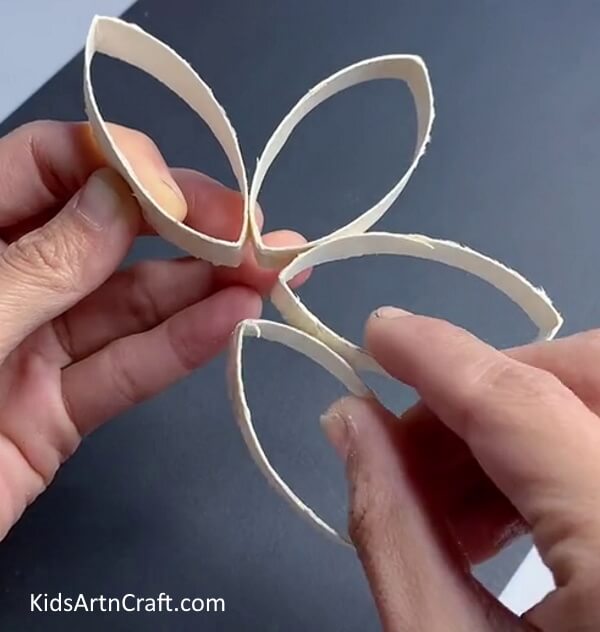 Joining Petals - Step-by-Step Guide to Make a Flower from Recycled Cardboard Tubes 