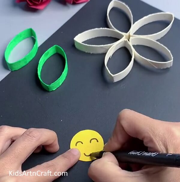 Making Flower's Face - Step-by-Step Tutorial to Crafting a Flower from Recycled Cardboard Tubes 