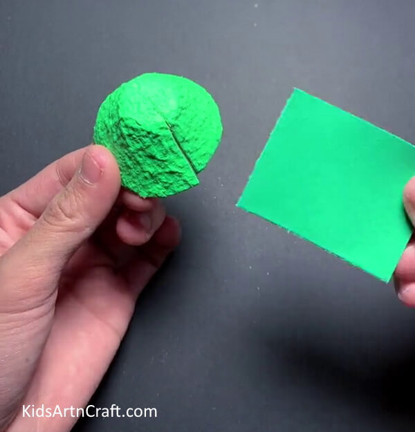 Taking A Piece Of Green Paper- Constructing dinosaurs out of egg cartons - a simple craft for kids. 