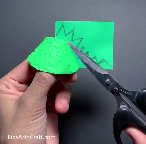 Drawing The Tail- Crafting egg carton dinosaurs - an easy project for children. 
