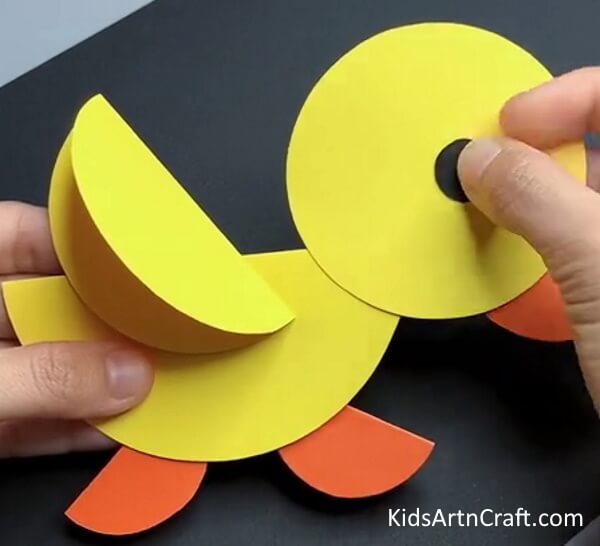 Making Eye Of Chick- Making A DIY Paper Chicken Art For Children 