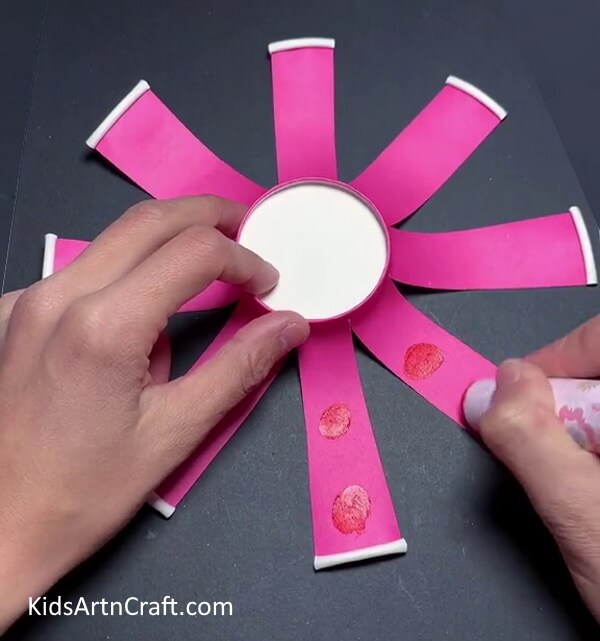 Making Spots On Tentacles - An enjoyable activity for kids- fashioning an octopus with paper cups. 