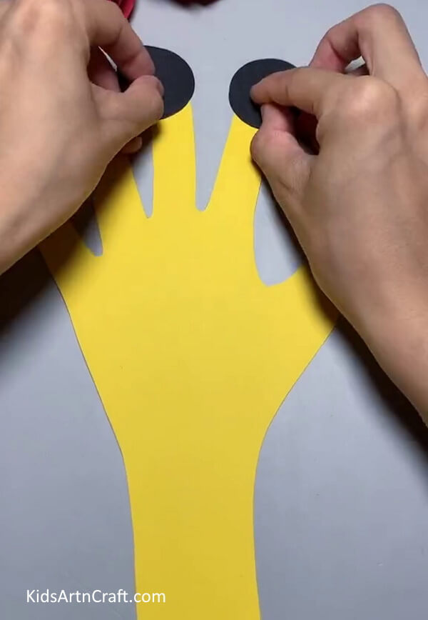 Pasting Circles On Fingers - Directions For Constructing A Handprint Giraffe For Kindergartners To Do At Home