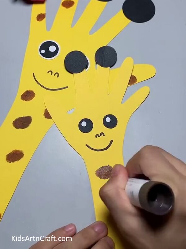 Making Brown Spots - How-To For Developing A Handprint Giraffe Craft For Kindergartners To Do In Their Own Home