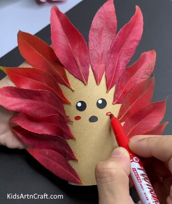 Drawing Details Using Markers - Creating a Hedgehog Leaf Project - Perfect For Little Ones!