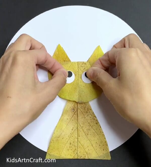 Making Eyes Of Cat - A step-by-step instructional on making a Leaf Cat