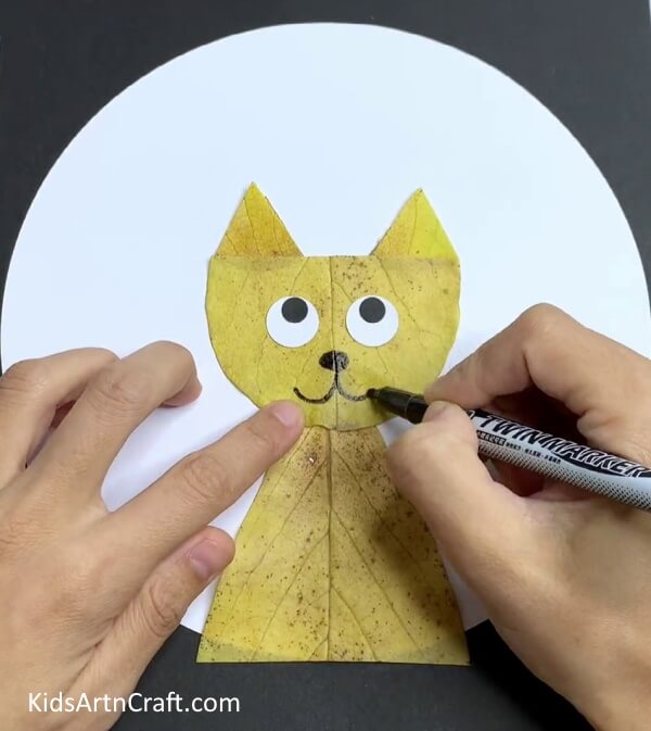 Drawing Details Using Black Marker - Putting together a Leaf Cat with a guide