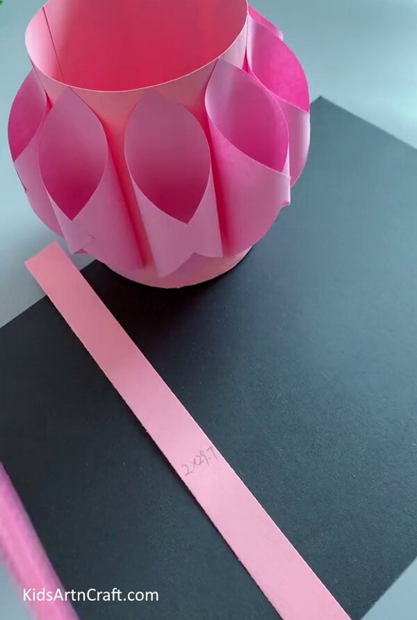 Cutting Pink Strip - Easy instructions for producing a paper basket in the house.