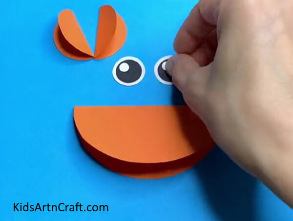 Making Eyes Of Crab - How to Construct a Paper Circle Crab Through Step-by-step Instructions
