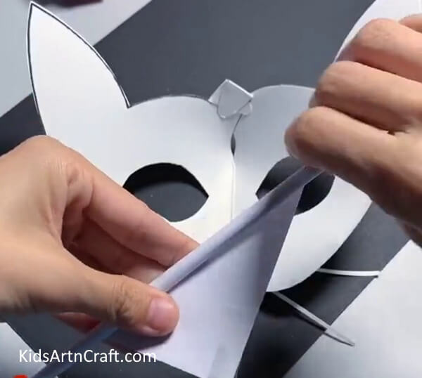 Making Mask Handle-Make your own paper mask with this tutorial for kids. 