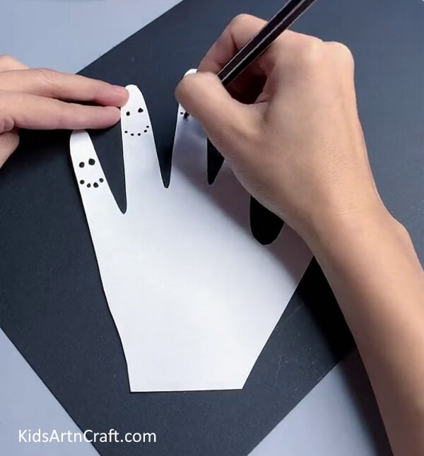 Drawing Faces On Fingers - Making A Finger Puppet In Simple Steps 