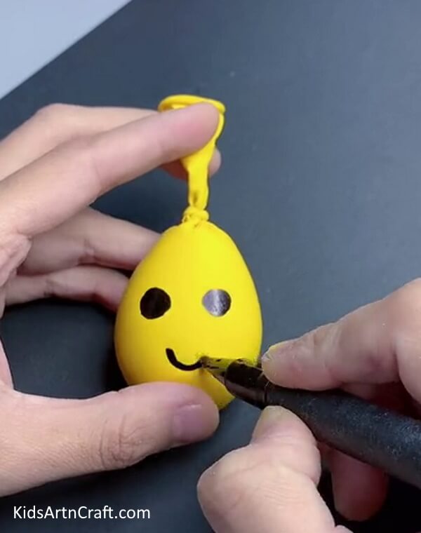 Create Eyes And Smile Using a Marker-Unique Balloon Face Art Ideas and Projects for Children 
