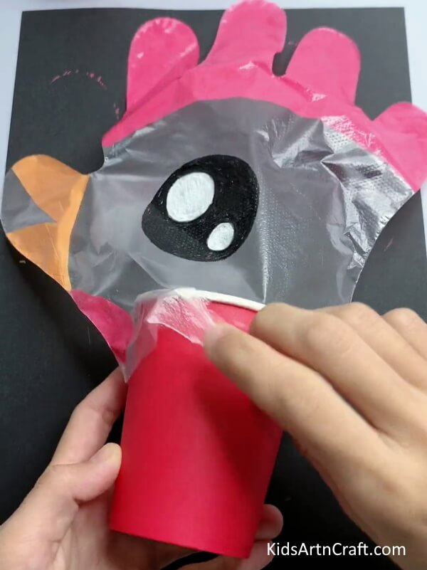 Inserting Paper Cup Disposable gloves as the basis for a craft for kids