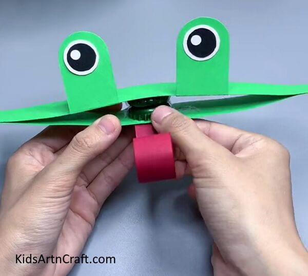 Making Tongue Of Frog - A resourceful way for children to create a frog using paper