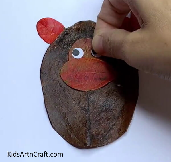 Add Eyes So That The Monkey Can See!- Creative Leaf Crafting for Children 