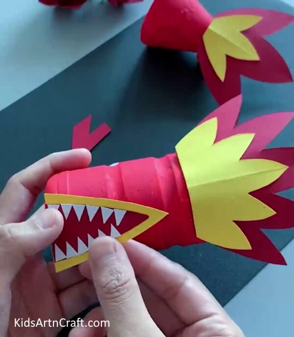 Pasting Mouth - An entertaining craft for kids to make a dragon using paper and plastic containers. 
