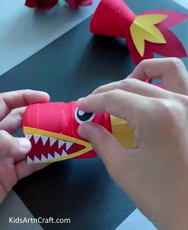 Making Eyes - An amusing art project, where children craft a dragon with paper and plastic bottles. 