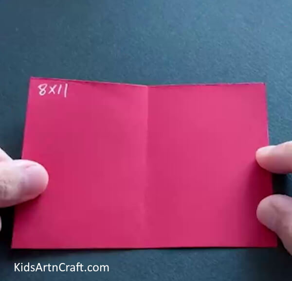 Taking Red Paper - This uncomplicated craft for kids uses paper and a plastic bottle to form a dragon. 