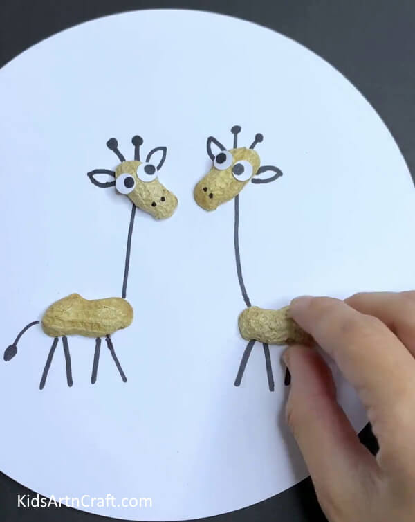Pasting Peanut Shell To Make Giraffe's Body - Utilizing Peanut Shells to Make Giraffe Art