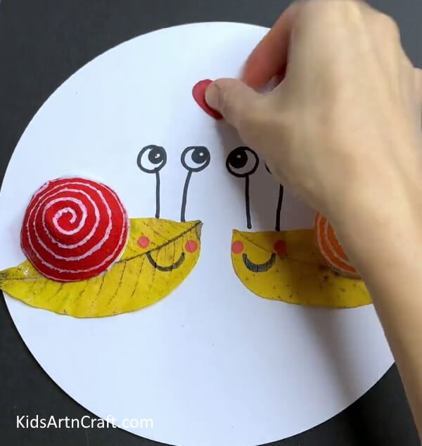 Add A Heart Between Them - Make a Simple Snail Creation Employing an Egg Carton and a Leaf - Instructional Guide