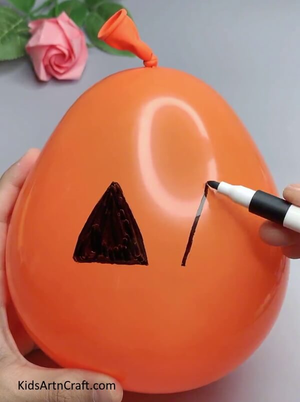 Drawing a Monster Face - Constructing a Balloon Amusement for Halloween with No Trouble