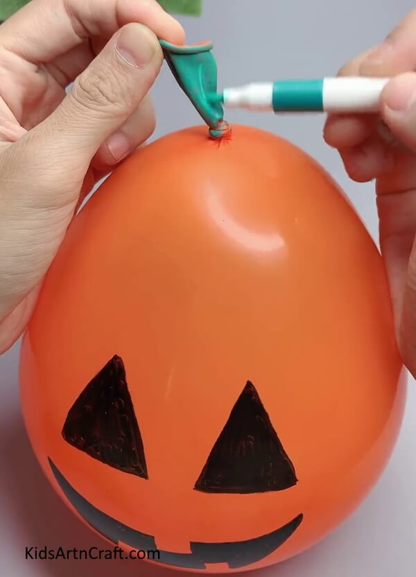 Coloring The Knot - Easily Construct a Balloon Toy for Halloween