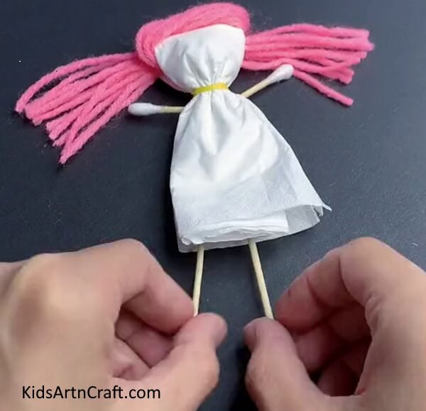 Making Legs - Forming a Doll with Yarn and Tissue Paper